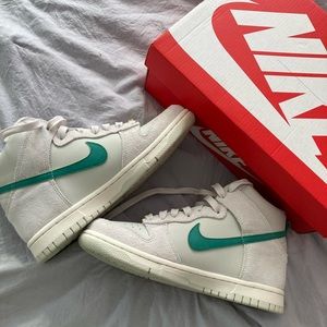 Nike Dunk Hi SE size 5Y/6.5W